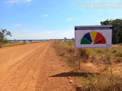 Sinop Energia instala placas de sinalização que indicam, diariamente, os riscos de incêndio no entorno de seu reservatório