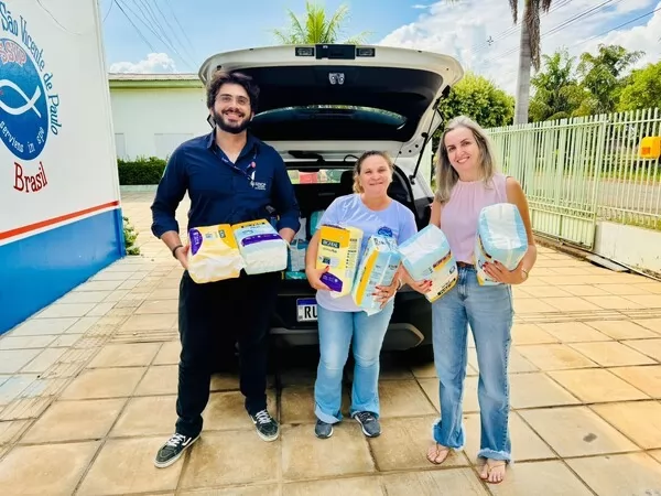 Funcionários da Sinop Energia doam fraldas geriátricas a lar de idosos