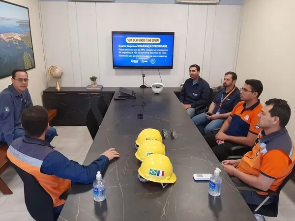 Representantes da Defesa Civil inspecionam o plano de ação de emergência da UHE Sinop