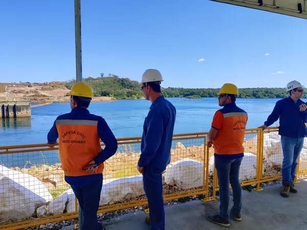 Representantes da Defesa Civil inspecionam o plano de ação de emergência da UHE Sinop